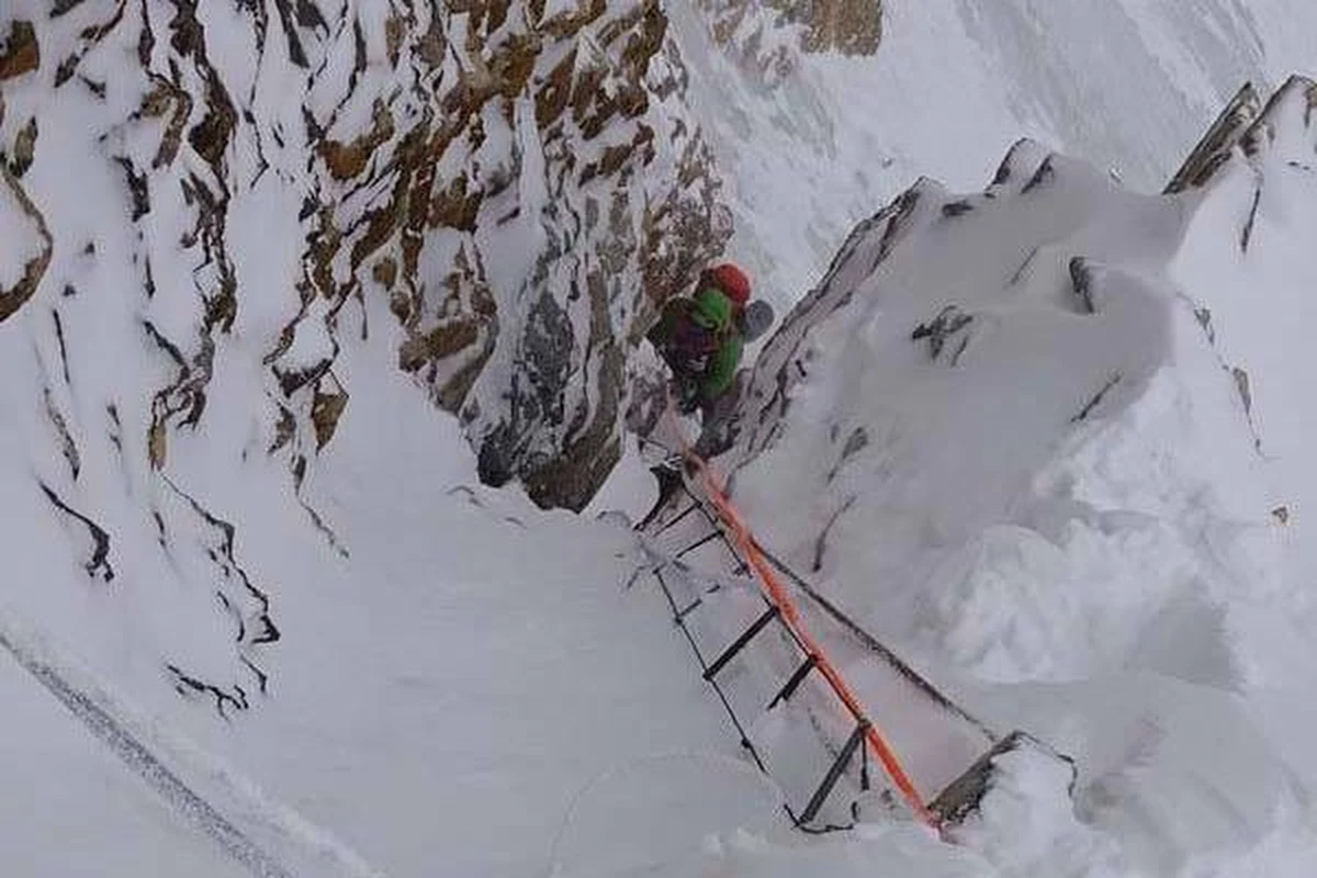 ​Jest szansa na wzmożenie działalności w najbliższych dniach - uważa Krzysztof Wielicki, kierownik narodowej wyprawy na niezdobyty zimą szczyt w Karakorum K2. Jak podkreślił, wszystko zależy jednak od siły wiatru. Na razie pozwala on na wspinaczkę do 7000 m.