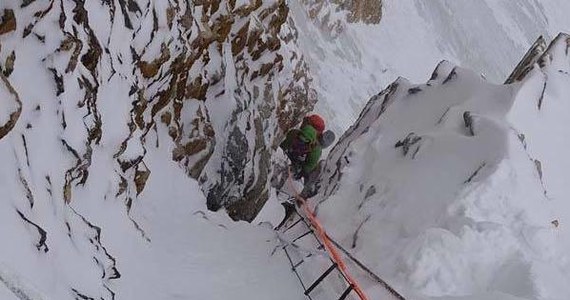 ​Jest szansa na wzmożenie działalności w najbliższych dniach - uważa Krzysztof Wielicki, kierownik narodowej wyprawy na niezdobyty zimą szczyt w Karakorum K2. Jak podkreślił, wszystko zależy jednak od siły wiatru. Na razie pozwala on na wspinaczkę do 7000 m.