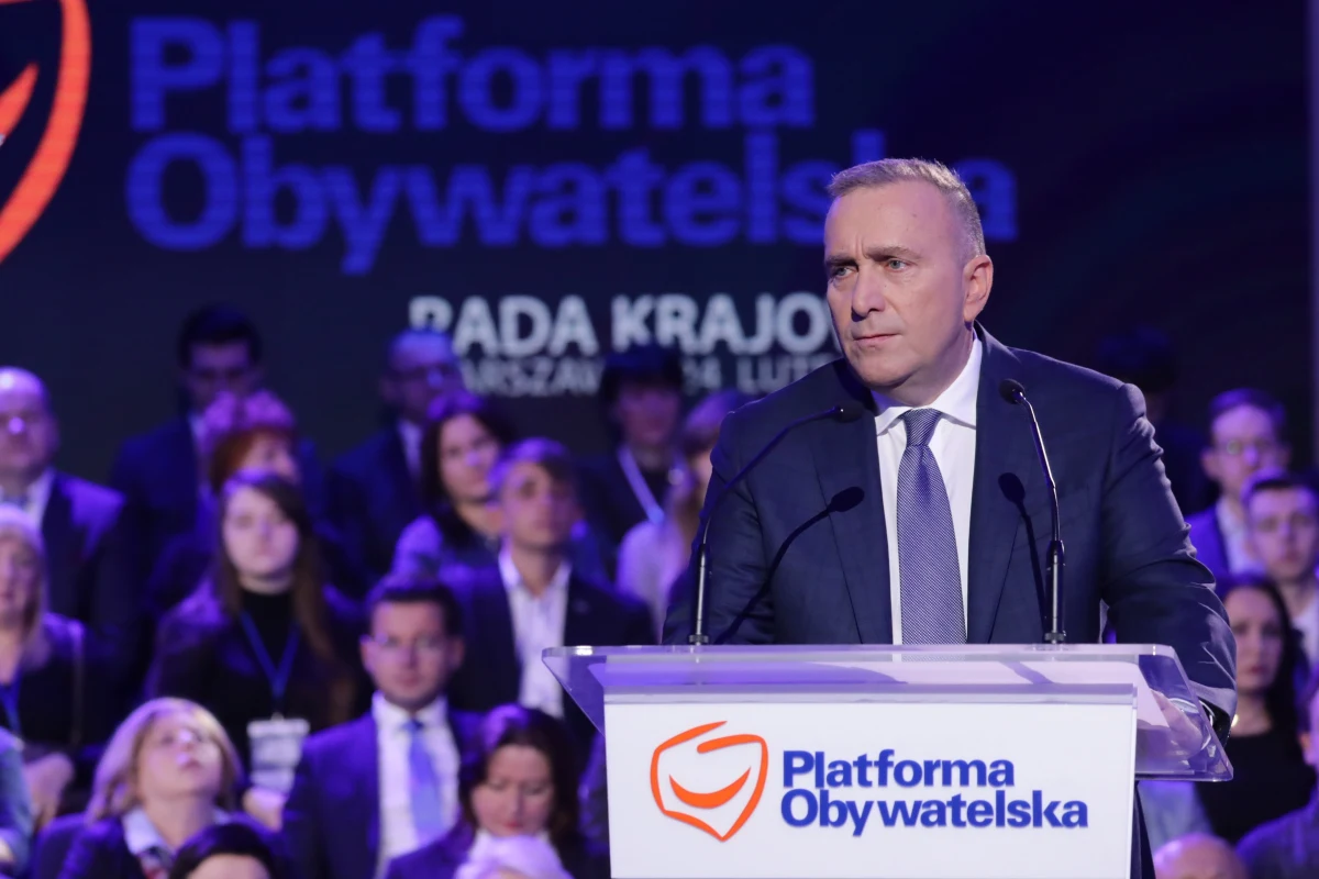 ​W Warszawie po godz. 11 rozpoczęło się posiedzenie Rady Krajowej PO poświęcone polityce zagranicznej, zwłaszcza pozycji Polski w UE i na świecie. Głos podczas obrad mają zabrać m.in. b. szef MSZ Radosław Sikorski oraz unijna komisarz ds. rynku wewnętrznego i usług Elżbieta Bieńkowska. Rządzące Polską od ponad dwóch lat Prawo i Sprawiedliwość zniszczyło międzynarodowy wizerunek Polski i osłabiło pozycję państwa praktycznie w każdym tradycyjnym kierunku naszej polityki zagranicznej - powiedział lider PO partii Grzegorz Schetyna.