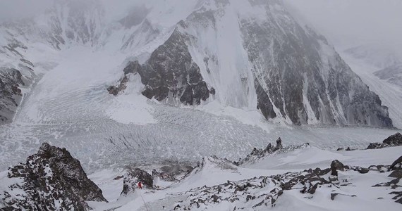 "W dniu dzisiejszym, oprócz standardowych wyjść aklimatyzacyjnych, Denis Urubko samodzielnie, bez poinformowania kierownictwa wyprawy, wyruszył z bazy by podjąć próbę wejścia na szczyt K2 przed końcem lutego" - czytamy w komunikacie zamieszczonym na facebookowym profilu Polski Himalaizm Zimowy 2016-2020 im. Artura Hajzera. "Jest to z pewnością związane z podejściem Denisa do zimowego wspinania" - mówi RMF FM rzecznik wyprawy Michał Leksiński.