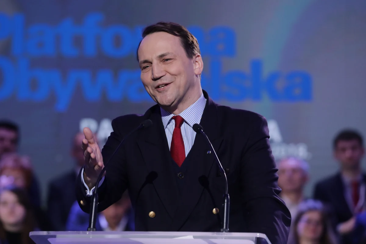 ​To premier polskiego rządu, a nie kanclerz Austrii musiał tłumaczyć się za rolę swojego kraju w II wojnie światowej i to jest miara klęski dyplomatycznej rządu PiS - mówił w trakcie Rady Krajowej PO b.yły szef MSZ Radosław Sikorski.