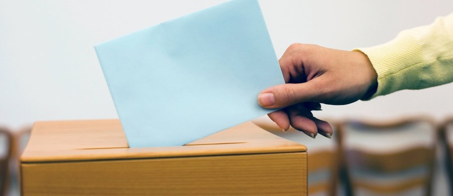 Władze we Włoszech walczą z fotografowaniem kart podczas wyborów parlamentarnych, które odbędą się 4 marca. Ministerstwo Spraw Wewnętrznych ogłosiło, że za wejście z telefonem komórkowym do kabiny w lokalu wyborczym grozi areszt i kara 1000 euro.