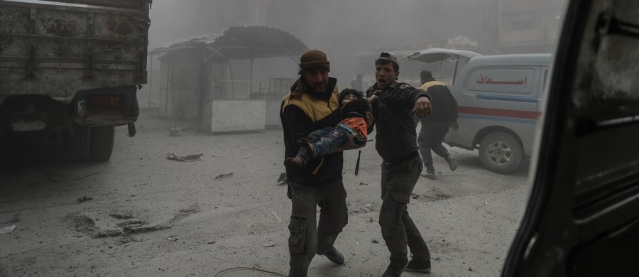 Co najmniej 21 cywilów zginęło w sobotę we Wschodniej Gucie podczas bombardowań przez reżimowe siły syryjskie tego bastionu rebeliantów pod Damaszkiem - podało Syryjskie Obserwatorium Praw Człowieka. Organizacja narodów Zjednoczonych przyjęła rezolucję z żądaniem natychmiastowego rozejmu, aby umożliwić organizacjom humanitarnym udzielenie pomocy i ewakuacje rannych.