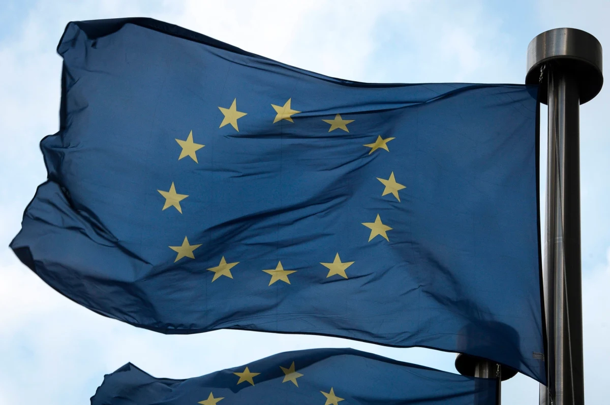 Hiszpańskie media podsumowują piątkowy szczyt UE twierdzeniem, że Niemcy i Francja umacniają swój sojusz kosztem innych członków Unii. Odnotowują, że planowane przez oś Berlin-Paryż reformy unijne mogą uderzyć w kraje takie jak Polska i Węgry.