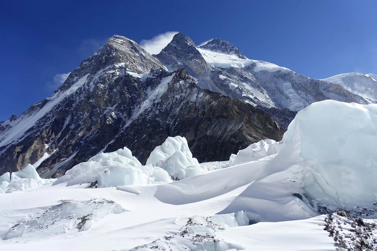 ​Warunki atmosferyczne na K2 są dobre - poinformował na swoim profilu facebookowym Polski Himalaizm Zimowy. Marcin Kaczkan i Maciej Bedrejczuk idą do C2. W sobotę bez poinformowania zespołu opuścił bazę Dennis Urubko, by podjąć prawdopodobnie próbę wejścia na szczyt. 
"Z Denisem nie mamy łączności radiowej" - mówi w rozmowie z dziennikarzem RMF FM Janusz Majer, szef programu Polski Himalaizm Zimowy. 
