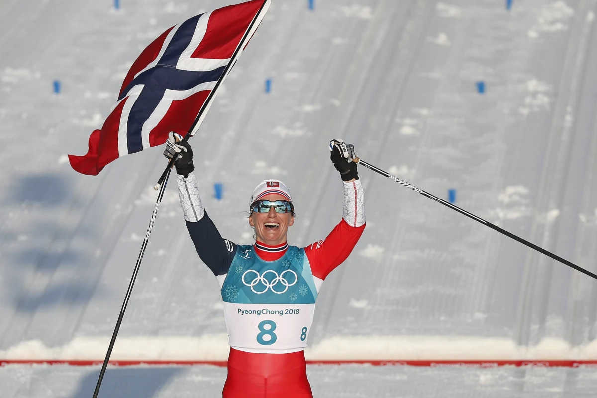 Norweżka Marit Bjoergen wygrała bieg narciarski na 30 km techniką klasyczną, ostatnią konkurencję igrzysk w Pjongczangu. To jej 15. medal olimpijski, a ósmy złoty. Justyna Kowalczyk zajęła 14. miejsce ze stratą ponad pięciu minut. Bjoergen wyprzedziła o 1.49,5 Finkę Kristę Parmakoski i o 1.58,9 Szwedkę Stinę Nilsson. Bjoergen jest jedynym sportowcem, który wywalczył w Pjongczangu pięć medali olimpijskich. 