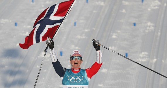 Norweżka Marit Bjoergen wygrała bieg narciarski na 30 km techniką klasyczną, ostatnią konkurencję igrzysk w Pjongczangu. To jej 15. medal olimpijski, a ósmy złoty. Justyna Kowalczyk zajęła 14. miejsce ze stratą ponad pięciu minut. Bjoergen wyprzedziła o 1.49,5 Finkę Kristę Parmakoski i o 1.58,9 Szwedkę Stinę Nilsson. Bjoergen jest jedynym sportowcem, który wywalczył w Pjongczangu pięć medali olimpijskich. 