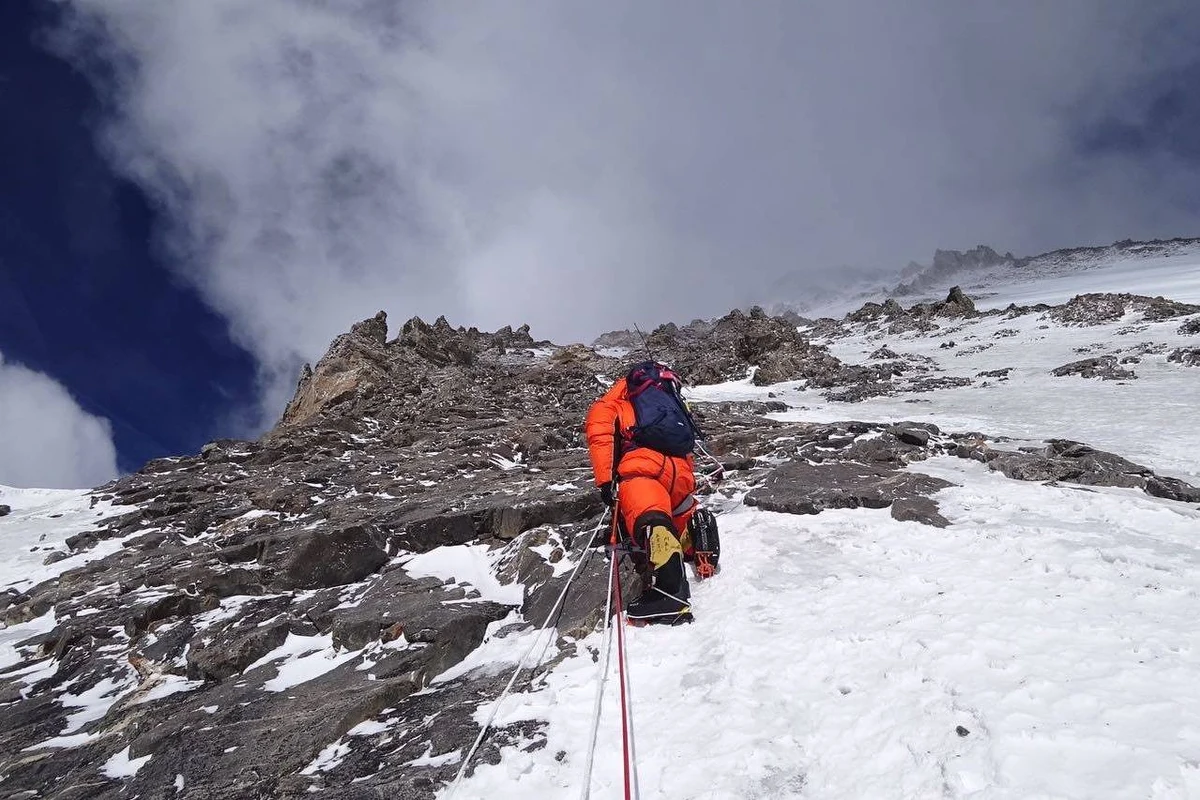 ​"Dzisiaj padał śnieg rano, ale teraz chyba się rozpogodziło. Zespoły działają tak, jak zostało to zaplanowane wczoraj. Do dwójki z obozu pierwszego idą Marcin Kaczkan i Maciek Bedrejczuk - mają przenieść tę dwójkę 200 metrów wyżej, zaporęczować jeszcze te 200 metrów i ustawić tam drugi namiot" - powiedział w rozmowie z RMF FM Janusz Majer, szef programu Polski Himalaizm Zimowy. Wczoraj Denis Urubko podjął decyzje o zdobyciu szczytu K2 i samodzielnie wyruszył z bazy. "Denis prawdopodobnie idzie dzisiaj do C3. Martwię się o niego bardzo" - napisał dziś na swoim profilu na Twitterze himalaista Adam Bielecki.