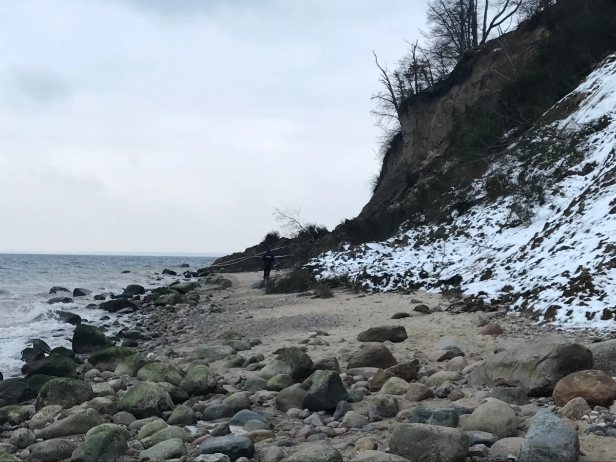 Bum. Runął fragment słynnego klifu w Gdyni i niemal cała Polska zaczęła mówić o najpiękniejszym - moim skromnym zdaniem - fragmencie wybrzeża w Polsce. Kurz opadł, zainteresowanie mediów  – zwłaszcza tych ogólnopolskich  – też, ale jak bumerang wróciła dyskusja co zrobić, by klif ochronić. Byśmy nie stracili tak cennego i pięknego obiektu.
