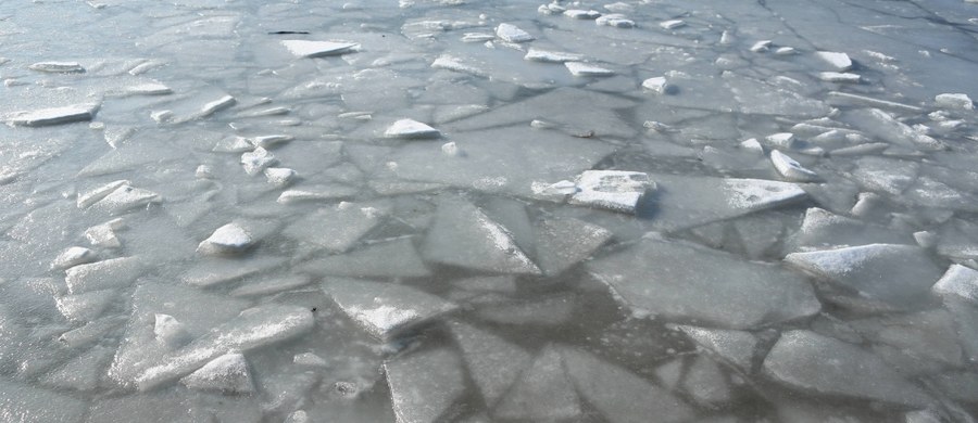 Do szpitala w Szczecinie helikopterem zabrany został 40-letni mężczyzna, który wpadł pod lód na jeziorze Będgoszcz w Giżynie w Zachodniopomorskiem.