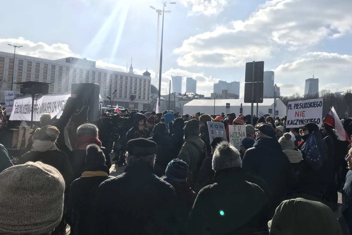 Kilkaset osób wzięło udział w proteście przeciwko budowie pomnika ofiar katastrofy smoleńskiej na placu Piłsudskiego w Warszawie. Uczestnicy przeszli sprzed Zamku Królewskiego w okolice miejsca, gdzie powstaje monument - informuje dziennikarz RMF FM Michał Dobrołowicz. 