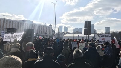 Warszawa: Protest przeciwko budowie pomnika ofiar katastrofy smoleńskiej na placu Piłsudskiego 