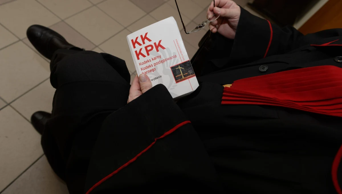 "Nawet nieobyty w zasadach prawa człowiek, tylko zapoznawszy się z przepisami o dozwolonym użyciu utworów potrafi zrozumieć wymóg podania nazwiska twórcy utworu, z którego korzysta" - pisze w opinii dla Sejmu ekspert prawa autorskiego. Prof. Ryszard Markiewicz nie ma wątpliwości: przedstawiając całe akapity prac znanych prawników jako swoje, prokuratura naruszyła zarówno ich osobiste, jak i majątkowe prawa autorskie. Opinia to efekt publikacji RMF FM.