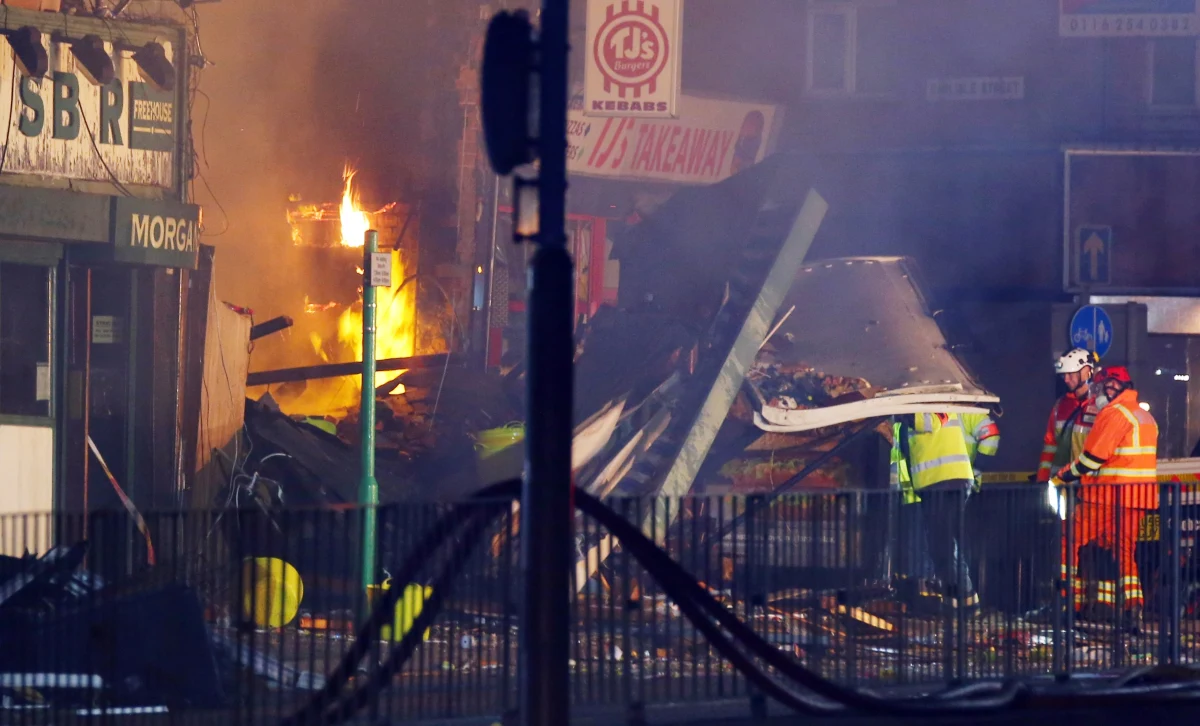 Cztery osoby zginęły, a kolejne cztery zostały ranne w potężnym wybuchu, do którego doszło w brytyjskim mieście Leicester. Na parterze budynku mieściły się polskie delikatesy, a nad nimi dwa mieszkania. Poranne brytyjskie gazety chwalą przechodniów, którzy tuż po eksplozji gołymi rękoma wydobywali z gruzów rannych. Według policji, nic nie wskazuje na to, by wybuch w Leicester był związany z działalnością terrorystów. 