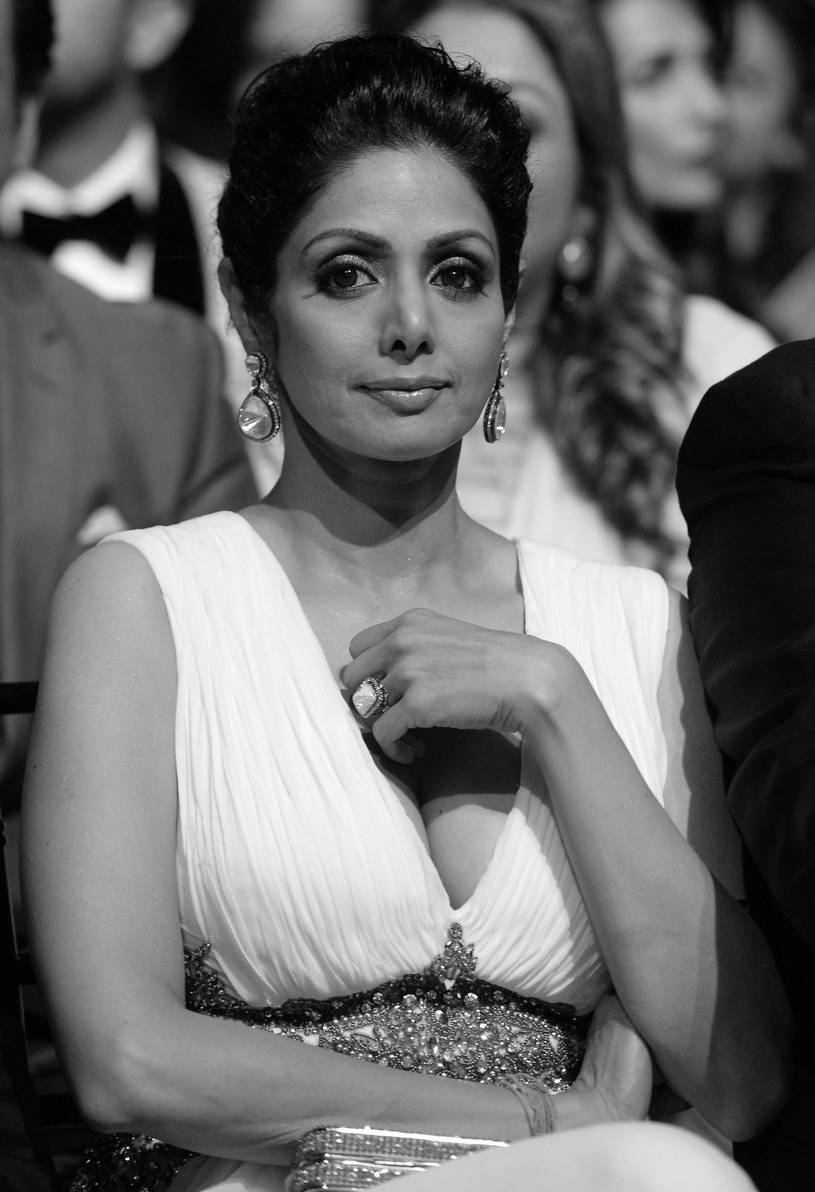 Gwiazda Bollywood Sridevi Kapoor utopiła się po tym, jak straciła przytomność w hotelowym pokoju. Aktorka, znana po prostu jako Sridevi, miała 54 lata. W sobotę, 24 lutego, uczestniczyła w rodzinnym ślubie w Dubaju.