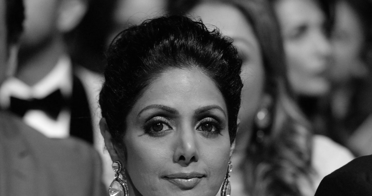 Gwiazda Bollywood Sridevi Kapoor utopiła się po tym, jak straciła przytomność w hotelowym pokoju. Aktorka, znana po prostu jako Sridevi, miała 54 lata. W sobotę, 24 lutego, uczestniczyła w rodzinnym ślubie w Dubaju.