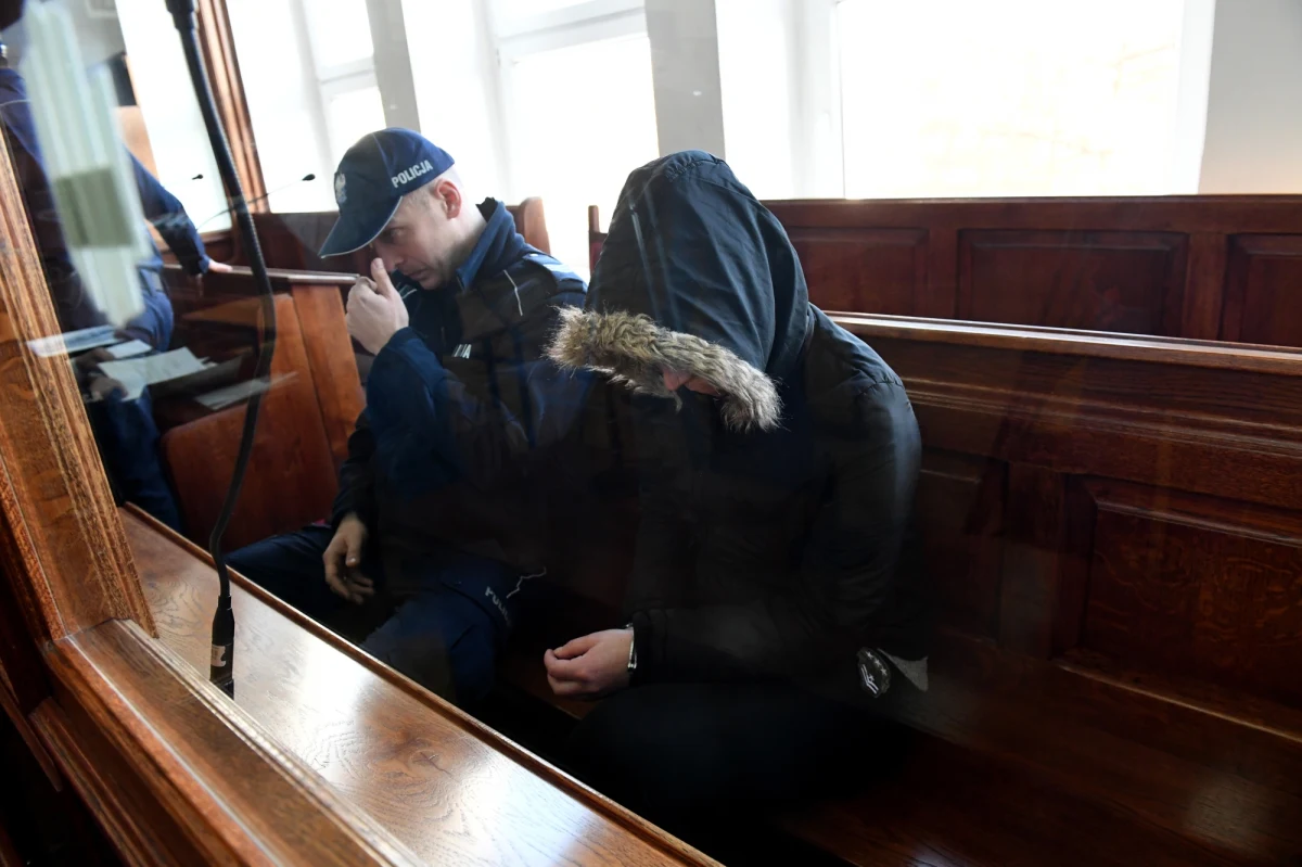 W Sądzie Okręgowym w Koszalinie rozpoczął się proces matki dwóch chłopców i jej konkubenta oskarżonych o usiłowanie zabójstwa dwójki dzieci i znęcanie się nad nimi ze szczególnym okrucieństwem. Sąd wyłączył jawność procesu. W poniedziałek na salę rozpraw sądu w Koszalinie doprowadzeni zostali z aresztu: Katarzyna W. i Marek K. Prokuratura Regionalna w Gdańsku oskarża oboje o usiłowanie zabójstwa dwóch synów kobiety, znęcanie się nad nimi ze szczególnym okrucieństwem, spowodowanie ciężkiego uszczerbku na zdrowiu i narażenie na bezpośrednie niebezpieczeństwo utraty życia. Mężczyzna przed sądem odpowiada też za okrutne gwałty na chłopcach, którzy mieli wówczas 7 i 9 lat.