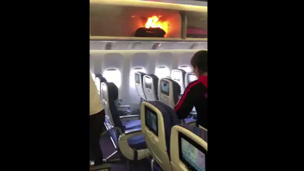 To był przerażający moment dla wszystkich pasażerów i załogi samolotu chińskich linii lotniczych. Na pokładzie wybuchł pożar - zapaliła się torba podróżna. Ogień wywołała przenośna ładowarka, tzw. power bank. Na szczęście wszystko dobrze się skończyło.