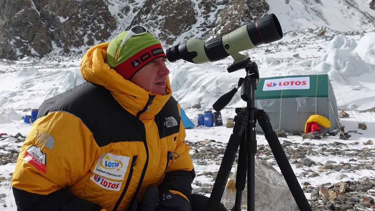 "Myślę, że ta decyzja Denisa Urubki o opuszczeniu wyprawy spowodowała jeszcze większą konsolidację pozostałego zespołu. Mamy teraz jeden zespół, jeden cel i wyprawa dalej działa" - mówi w rozmowie z RMF FM szef programu Polski Himalaizm Zimowy Janusz Majer. Denis Urubko przedwczoraj podjął samotną próbę wejścia na szczyt K2. Dziś wrócił do bazy i podjął decyzję o opuszczeniu wyprawy. Przez dwa dni nie było z nim kontaktu. Urubko nie zabrał ze sobą radiotelefonu. "Była to bardzo nieodpowiedzialna decyzja. Sam się dziwię, że tak doświadczony człowiek jak Denis Urubko na coś takiego się zdecydował" - przyznaje Majer w rozmowie z Michałem Rodakiem.