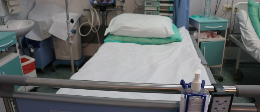 ​Prokuratura Łódź-Bałuty wyjaśnia okoliczności śmierci kobiety, która w piątek rano została znaleziona na ulicy w Łodzi. Bardzo wychłodzona kobieta trafiła do szpitala, gdzie zmarła. Strażnicy miejscy, którzy ją znaleźli, podejrzewali, że jest pijana i najpierw przetransportowali ją do izby wytrzeźwień.