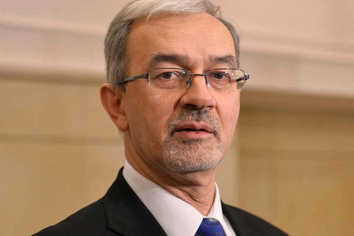 „W tej chwili w budowie jest około 2 tysięcy mieszkań. To z dnia na dzień przybywa. W przygotowaniu jest kolejnych 25 tysięcy” – tak o programie „Mieszkanie plus” mówi w Porannej rozmowie w RMF FM Jerzy Kwieciński, minister inwestycji i rozwoju. „Rząd zdecydował się na przyspieszenie tego procesu. W drugim kwartale będziemy oddawali pierwsze mieszkania w Jarocinie. Jeżeli ktoś chce wynająć mieszkanie 50-metrowe, to będzie płacił między 550 a 650 złotych” – przewiduje Kwieciński. Minister uważa, że ten program jest adresowany do ludzi, których obecnie nie stać na zakup swojego mieszkania:  "Ten program jest adresowany do tych uboższych warstw społecznych, tych których do tej pory nie było stać na to, żeby dać możliwość zamieszkania, a kiedy się poprawi sytuacja bytowa, majątkowa, żeby również takie mieszkanie przejąć na własność" - mówi Kwieciński. "Wcześniejsze programy były bardziej adresowane do osób, które chcą kupić mieszkanie, czyli chcą mieć mieszkanie na własność i do tych, których na to stać. Chętnych na te mieszkania jest parokrotnie więcej, aniżeli tych mieszkań. Wybierane są osoby, których status materialny jest niższy, właśnie po to, żeby wesprzeć tych, których nie stać na zdobycie mieszkania na rynku" - mówi gość Roberta Mazurka w Porannej rozmowie w RMF FM.