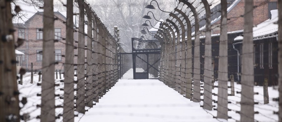 ​Minister edukacji Anna Zalewska odcina się od internetowej opinii małopolskiej kurator oświaty, która chce, by po byłym obozie Auschwitz mogli oprowadzać wyłącznie polscy przewodnicy. "Dziś obca, a nie polska narracja króluje w Auschwitz" - pisała Barbara Nowak na portalu społecznościowym.