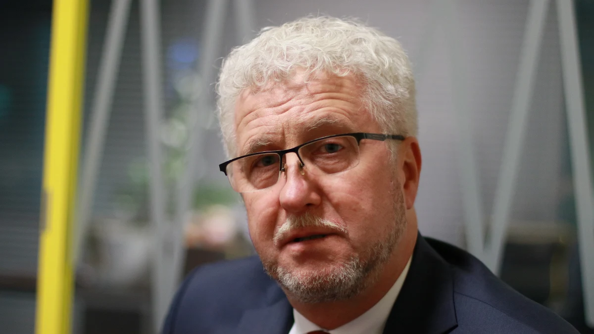 "Żadnej decyzji w tym zakresie nie podjąłem. Rozważam bardzo wiele różnych scenariuszy (…). Życie jest pełne niespodzianek" - tak były wiceprezydent Warszawy Jacek Wojciechowicz odniósł się w Popołudniowej rozmowie w RMF FM do możliwości startu w wyborach na prezydenta stolicy. Pytany, dlaczego przez 10 lat w stołecznym ratuszu nie protestował przeciwko polityce obsadzania stanowisk "potulnymi działaczami", przed którą przestrzegał ostatnio w wywiadzie, odparł: "A skąd pan redaktor wie, że nie grzmiałem? (…) Nie wyrzucono mnie z ratusza bez przyczyny". Dalej Wojciechowicz przekonywał, że przeszkadzało mu to, co dzieje się w polskiej polityce, i o tym mówił. "Główna pretensja do mnie była taka, że nie udzielam się partyjnie. Ale jak chce się poważnie budować takie miasto jak Warszawa, to nie ma czasu na partyjne rozgrywki. (…) Mnie udało się przez tych parę lat spokojnie pracować, nie zajmując się polityką" - stwierdził. Odnosząc się natomiast do wewnętrznych wyborów w Platformie Obywatelskiej, o których teraz, po odejściu z partii, mówi, że były ustawione, Wojciechowicz stwierdził, że poddawanie się przez członków partii takim praktykom wynika z tego, że "ktoś ma pracę, ktoś ma kredyt, ktoś chce mieć święty spokój". "Tak działają partie w Polsce" - oświadczył. Po chwili jednak zastrzegł: "Jak głosowaliśmy na przewodniczącego Donalda Tuska, to nie trzeba było nikogo namawiać, żeby oddał głos na Donalda Tuska". W internetowej części rozmowy o aktualnym liderze PO Grzegorzu Schetynie powiedział z kolei, że "to jest dzisiaj największy problem" Platformy.