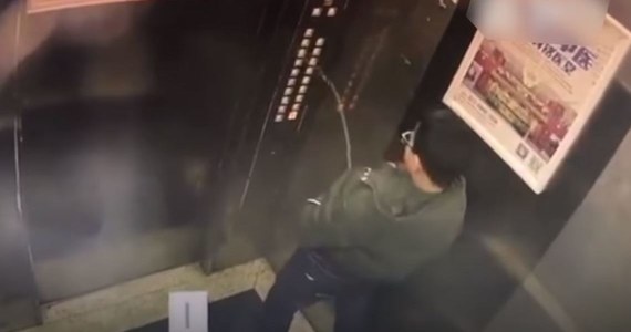 ​Pewien chłopiec w Chinach skutecznie oduczył się robienia psikusów. Dziecko postanowiło zrobić na złość ludziom jeżdżącym windą i oddał mocz na przyciski. Winda momentalnie przestała działać, a chłopiec musiał czekać na ratunek.