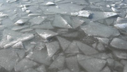 Świętokrzyskie: Lód załamał się pod 10-latkiem. Chłopca uratowali policjanci