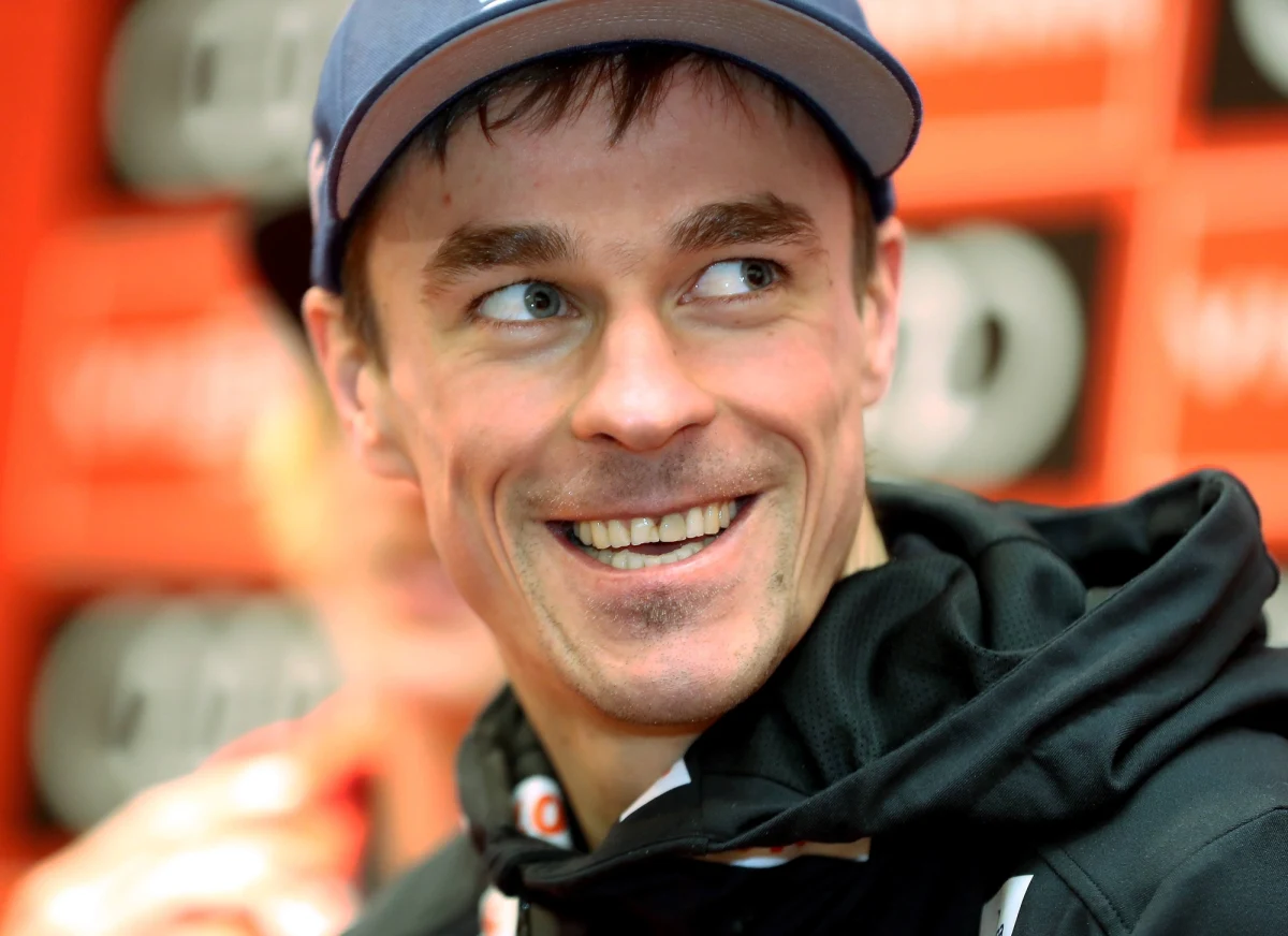 Piotr Żyła przerywa milczenie: skoczek narciarski odpowiedział na zarzuty, jakie skierowała pod jego adresem jego żona. Justyna Żyła poinformowała za pośrednictwem Instagrama o rozpadzie swojego małżeństwa ze sportowcem. Jak twierdziła, Piotr Żyła zostawił ją i ich dzieci dla kochanki. Skoczek odpowiedział wpisem na Facebooku. "Nie są prawdziwe informacje, że inna kobieta była powodem problemów w związku i wyprowadzki z domu, który zbudowałem dla rodziny. Zostałem zmuszony do wyprowadzki" - napisał.