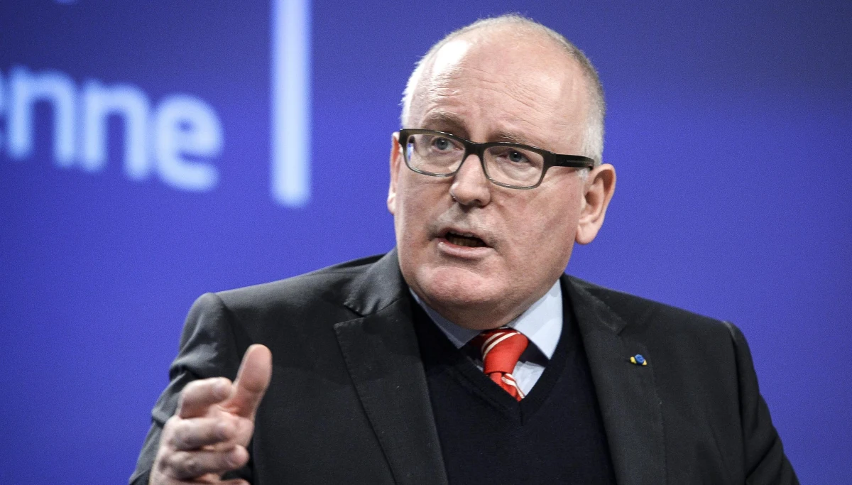 Komisja Europejska i Polska dmuchają na zimne, żeby dzisiejsza Rada UE, która ma formalnie rozpocząć procedurę art. 7 wobec Polski, nie zaszkodziła dialogowi. Ma on doprowadzić do kompromisu pomiędzy Polską a Brukselą. Wiceszef KE Frans Timmermans ma przedstawić informacje na temat stanu rozmów z Polską o praworządności. Według ustaleń dziennikarki RMF FM, mają to być "informacje techniczne i pozbawione emocji". Chodzi o to, żeby nie podgrzewać atmosfery, która ostatnio jest o wiele lepsza i nie zepsuć rodzącego się porozumienia. Timmermans poinformuje więc o zastrzeżeniach KE do reformy sądownictwa w Polsce, które stały się podstawą do skierowania wniosku do Rady UE o rozpoczęcie procedury art. 7.1 Traktatu UE.