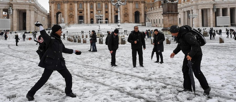 "Rzym - miasto zamknięte z powodu śniegu” - tak dziennik "La Repubblica" podsumował sytuację w Wiecznym Mieście sparaliżowanym po jednej śnieżycy. Włoska prasa podkreśla we wtorek, że chaos na ulicach i kolei wywołała cienka warstwa białego puchu.