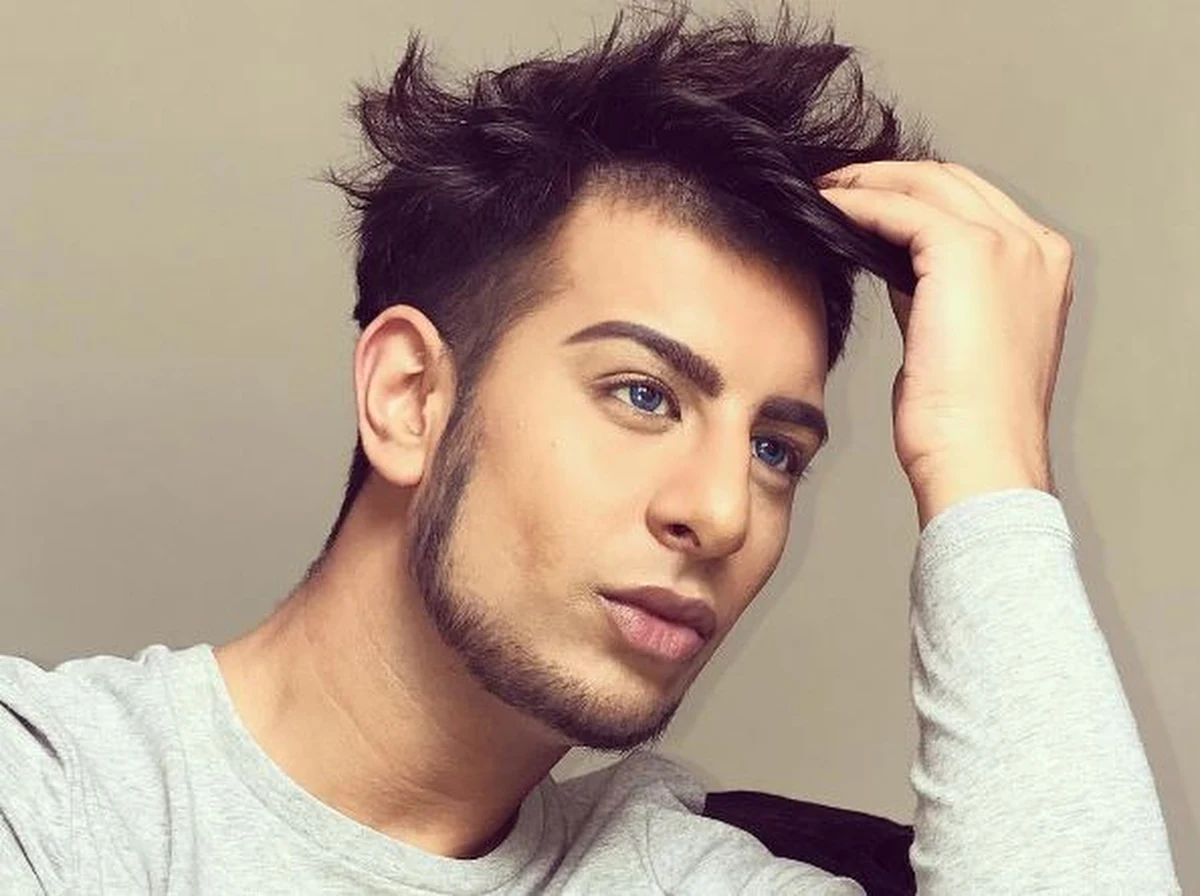 22-letni Junaid Ahmed ma na Instagramie 50 tysięcy obserwujących i jak sam przyznaje, jest uzależniony od selfie. Dziennie robi sobie około 200 zdjęć, które publikuje w portalu społecznościowym.