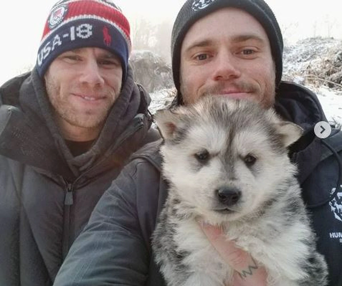 Amerykański narciarz Gus Kenworthy znowu adoptował psa. I w ten sposób uratował mu życie. Suczka była jedną z wielu skazanych na rzeź w jednej z południowokoreańskich psich farm. Hodowle psów to w Korei Południowej prężna gałąź przemysłowa. Istnieje tam ponad 17 000 farm, na który rocznie przychodzi na świat 2,5 miliona psów. Ich mięso trafia potem na południowokoreańskie stoły.  