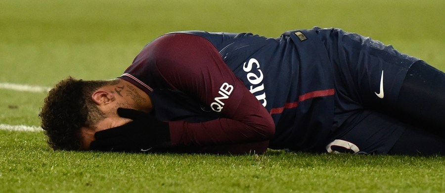 Piłkarz Paris Saint-Germain Neymar w niedzielnym meczu ligowym z Olympique Marsylia (3:0) skręcił prawą kostkę i złamał kość śródstopia - poinformował francuski klub. Nie podano, jak długo potrwa przerwa w grze Brazylijczyka.