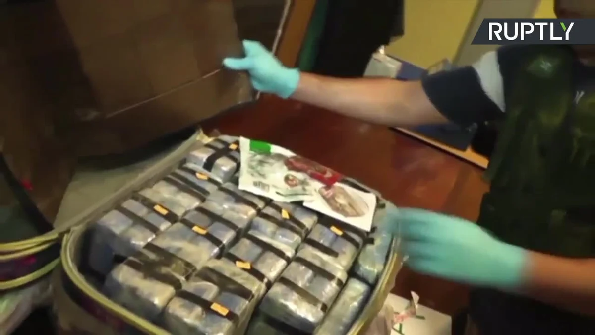 Afera kokainowa w rosyjskiej ambasadzie w Argentynie zatacza coraz szersze kręgi. W przemyt musieli być zaangażowani wysocy przedstawiciele władz Rosji - twierdzi strona argentyńska. Jak ujawniono, w 2016 roku na terenie rosyjskiej ambasady odnaleziono blisko 400 kilogramów kokainy, która miała trafić do Rosji, a potem do krajów europejskich. Wartość narkotyków to 50 milionów dolarów. Po trwającej 14 miesięcy wspólnej operacji argentyńskich i rosyjskich śledczych aresztowano 3 Argentyńczyków i dwóch Rosjan. 