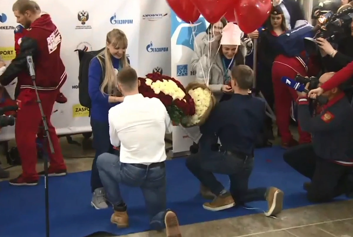 Po powrocie z Pjongczangu, dwie medalistki z Rosji przyjęły oświadczyny. Teraz laureatki mają dwie okazje do świętowania. Rosyjskie biegaczki narciarskie Anna Nieczewskaja i Anastasija Siedowa w Pjognczangu zdobyły brąz w sztafecie. Po powrocie do kraju czekała na nich niespodzianka. Na lotnisku czekali na nie partnerzy z wielkimi bukietami kwiatów. Nie było to jednak zwykłe przywitanie po rozłące, mężczyźni postanowili wykorzystać tę okazję, aby się oświadczyć.