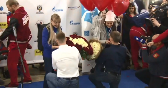 Po powrocie z Pjongczangu, dwie medalistki z Rosji przyjęły oświadczyny. Teraz laureatki mają dwie okazje do świętowania. Rosyjskie biegaczki narciarskie Anna Nieczewskaja i Anastasija Siedowa w Pjognczangu zdobyły brąz w sztafecie. Po powrocie do kraju czekała na nich niespodzianka. Na lotnisku czekali na nie partnerzy z wielkimi bukietami kwiatów. Nie było to jednak zwykłe przywitanie po rozłące, mężczyźni postanowili wykorzystać tę okazję, aby się oświadczyć.