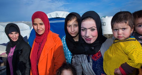 Mężczyźni zajmujący się w Syrii dystrybucją żywności na rzecz zagranicznych organizacji humanitarnych w zamian za jedzenie często żądają od kobiet usług seksualnych - wynika z ustaleń BBC. Raport w tej sprawie opublikował też Fundusz Ludnościowy NZ.
