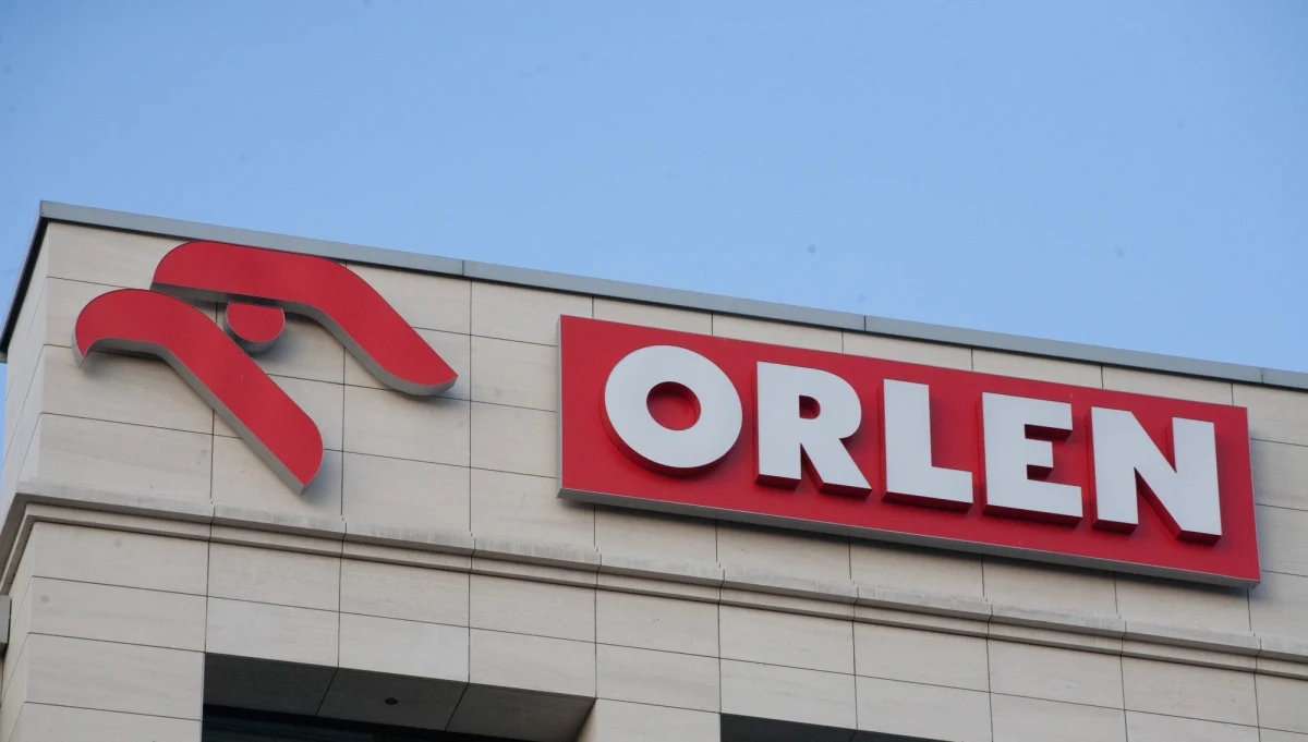 "PKN Orlen i Skarb Państwa podpisały list intencyjny w sprawie przejęcia kontroli kapitałowej przez PKN Orlen nad Grupą Lotos w drodze nabycia bezpośrednio lub pośrednio minimum 53 proc. akcji Lotosu" - poinformował PKN Orlen w komunikacie.