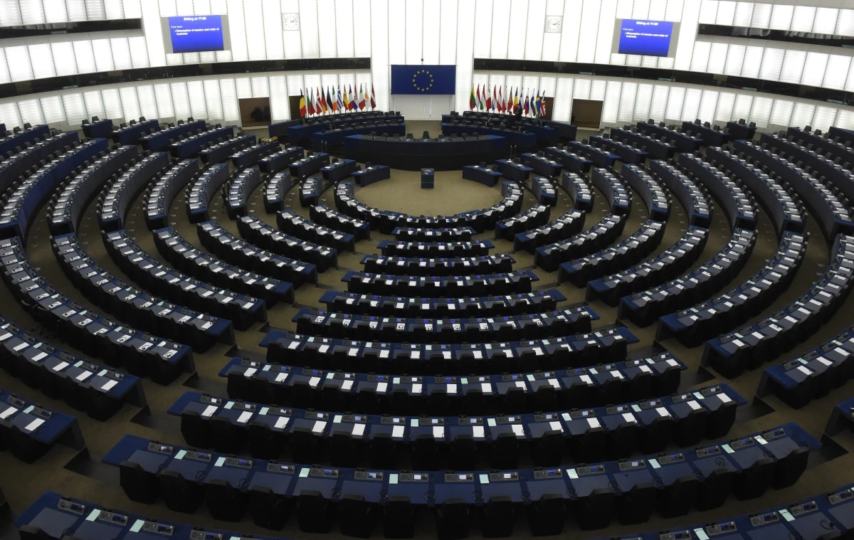 Zieloni i komuniści chcą, by Parlament Europejski skrytykował Polskę za nowelizację ustawy o IPN, która ich zdaniem "zagraża wolności słowa i wolności akademickiej".  Oba te ugrupowania złożyły poprawki do rezolucji PE nt. praworządności w Polsce, która jutro ma być debatowana, a głosowana we czwartek na sesji plenarnej. 