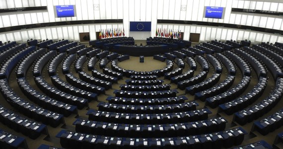 Zieloni i komuniści chcą, by Parlament Europejski skrytykował Polskę za nowelizację ustawy o IPN, która ich zdaniem "zagraża wolności słowa i wolności akademickiej".  Oba te ugrupowania złożyły poprawki do rezolucji PE nt. praworządności w Polsce, która jutro ma być debatowana, a głosowana we czwartek na sesji plenarnej. 