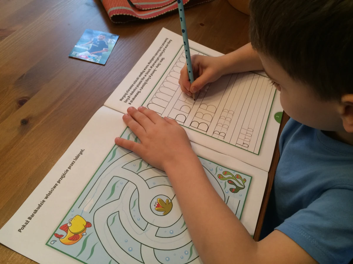 Dzieci rozpoczynające naukę w szkole nie  potrafią utrzymać w ręce długopisu – to wniosek brytyjskich ekspertów, którzy zbadali wpływ nowoczesnej technologii na fizjonomię człowieka. Doszli do wniosku, że już w najmłodszym wieku dzieci, zamiast malować kredkami i rysować ołówkiem, najczęściej poruszają się palcem po ekranie tableta.