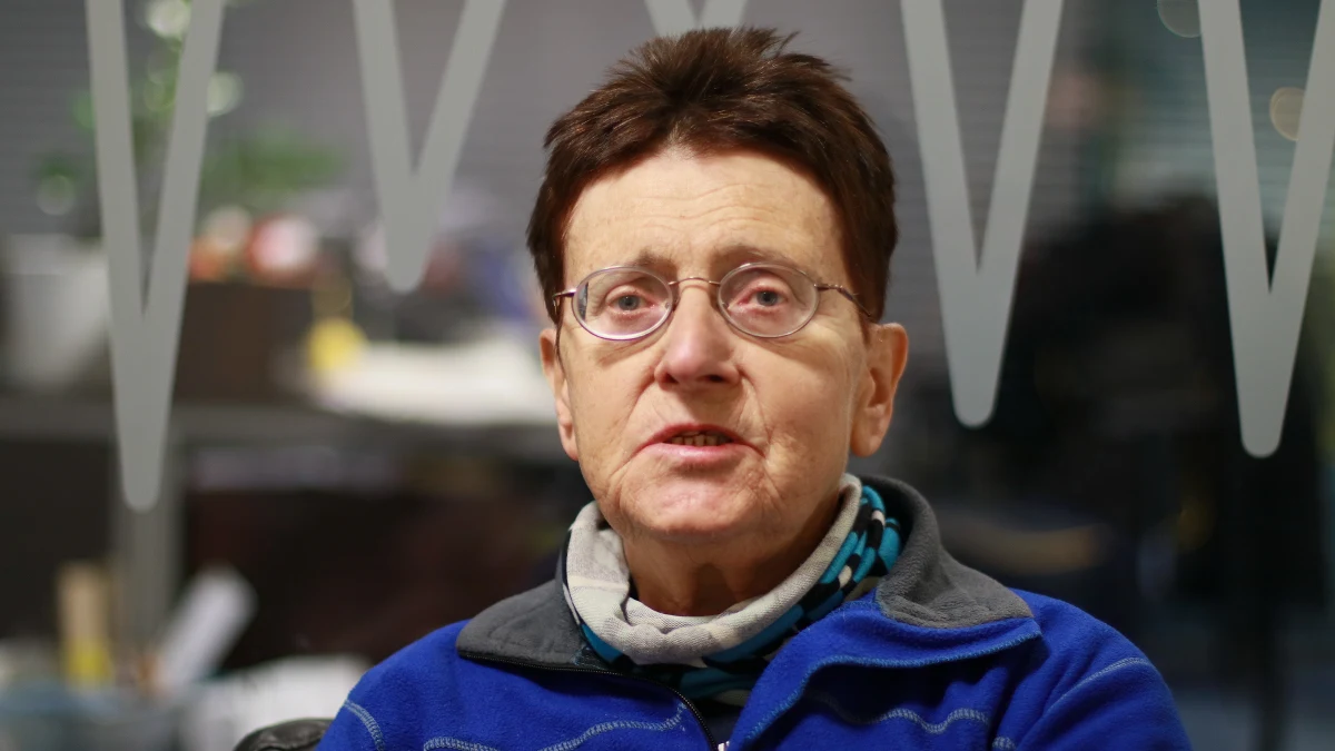 "Wysokość i wiatr. I to równo po 50 procent" - tak alpinistka i himalaistka Anna Czerwińska odpowiedziała w Popołudniowej rozmowie w RMF FM na pytanie, co będzie największym wyzwaniem dla uczestników polskiej zimowej wyprawy na K2. "Góra jest wprawdzie druga co do wysokości, niższa od Everestu o prawie 300 metrów, ale jest dużo trudniejsza - i te trudności nie kończą się właściwie aż do szczytu. (…) Tam jest walka do końca" - zaznaczyła. By zobrazować natomiast siłę wiatru na ośmiotysięczniku, dodała: "Ja próbowałam wejść zimą na Makalu (8481 m): w bazie na 4800 słyszeliśmy cały czas, jakby leciał odrzutowiec. Pod szczytem to jest dziesięć odrzutowców". Co takiego ma w sobie "góra gór", że tak bardzo pociąga wspinaczy? "Ona jest po prostu przepiękna. Każda góra ma swój urok, ale K2 jest takim monolitycznym, olbrzymim urwiskiem. Po prostu powala. Jeżeli człowiek raz spojrzy na tę górę, nie zapomni jej" - wyjaśniła Anna Czerwińska. Dopytywana przez Marcina Zaborskiego, czy można pokochać góry bardziej niż człowieka, odpowiedziała z uśmiechem: "Nie spotkałam na swojej drodze życia mężczyzny, który by był wspanialszy niż K2". W internetowej części rozmowy himalaistka odniosła się do decyzji Denisa Urubki, który w minioną sobotę, nie uzgadniając tego z kimkolwiek, odłączył się od polskiej zimowej wyprawy na K2 i próbował samotnie zdobyć szczyt. "Nie wiem, co tam się stało, ale z tego, co słyszę, była to desperacka samowolka" - stwierdziła Czerwińska, po czym zastrzegła, że Urubko "człowiekiem jest naprawdę super". "Nigdy się z nim nie wspinałam, chociaż kiedyś bardzo mi pomógł. Kiedy nie mogłam dojść do ostatniego obozu, Denis wybiegł po mnie w bieliźnie" - wspomniała.