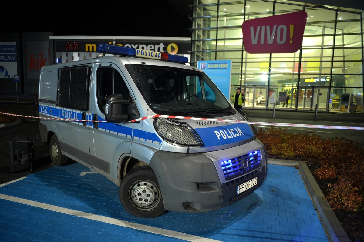 Biegli, którzy zbadali nożownika ze Stalowej Woli, uznali, że jest on niepoczytalny. Konrad K. w październiku ubiegłego roku w galerii handlowej ranił nożami 9 osób, z których jedna zmarła. Opinia biegłych budzi wątpliwości prokuratury, która zamierza jeszcze ich przesłuchać.