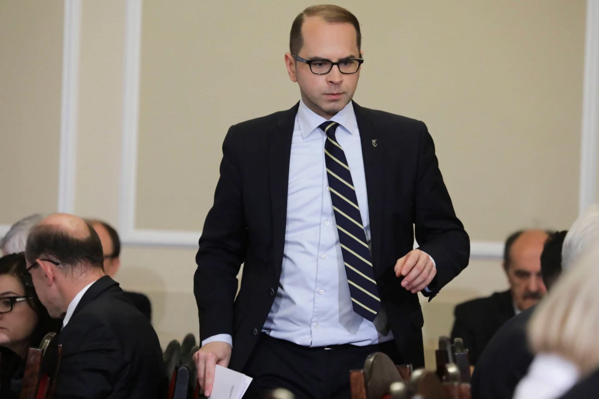 Poseł PO Michał Szczerba został odwołany z funkcji przewodniczącego polsko-izraelskiej grupy parlamentarnej - informuje reporter RMF FM Patryk Michalski. Nieplanowane wcześniej spotkanie zostało zwołane o godzinie 17:30 przez wicemarszałek Sejmu Beatę Mazurek z Prawa i Sprawiedliwości. Parlamentarzyści PO twierdzą, że odwołanie Szczerby jest niezgodne z regulaminem, bo informację o posiedzeniu dostali w momencie jego rozpoczęcia. 