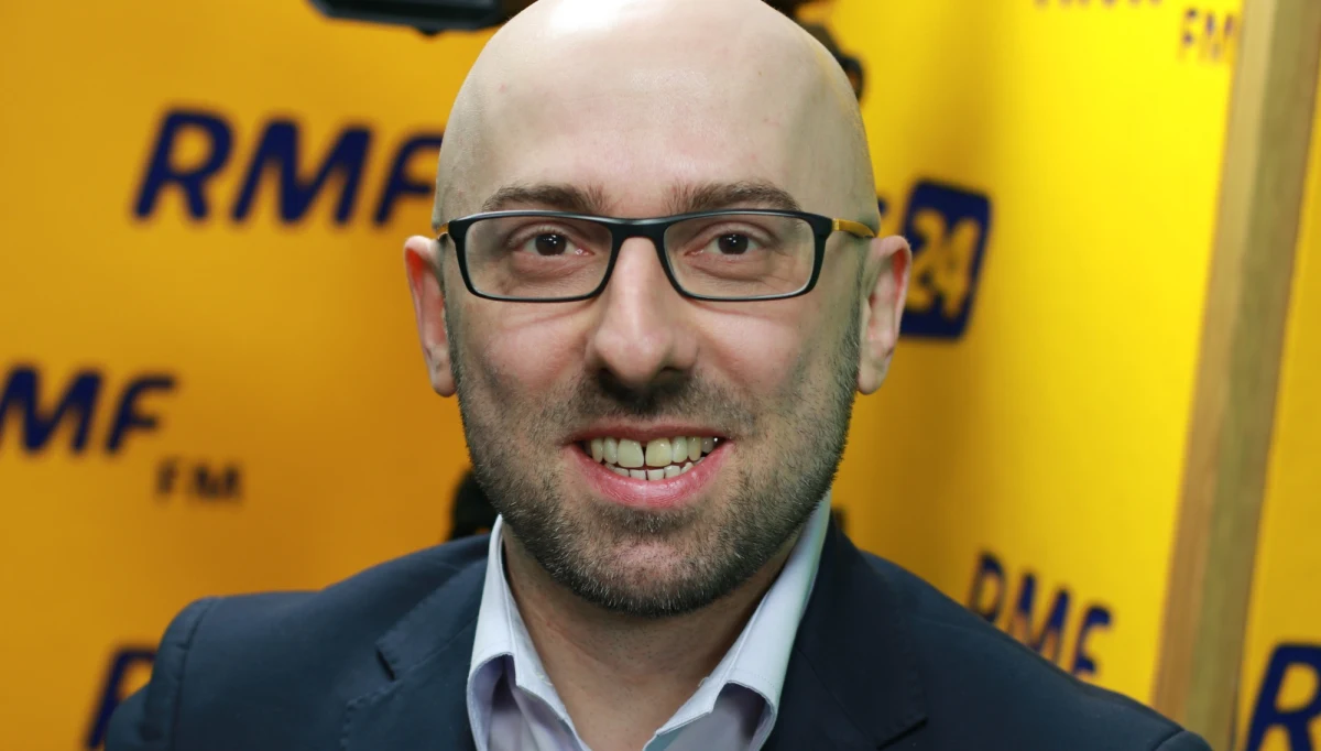 "Tak jak to wczoraj było widać – spokojnie. Cała wizyta w Małopolsce była kontynuowana. Wydarzyło się, co się wydarzyło. Komunikat SOP mówi, jaka sytuacja miała miejsce. Nie zagrażała życiu osób ani zdrowiu ochranianych" - powiedział w Porannej rozmowie w RMF FM Krzysztof Łapiński, komentując pierwszą reakcję prezydenta Andrzeja Dudy po kolizji z udziałem prezydenckiej limuzyny prezydenta w Krakowie. "Nie można takiej sytuacji bagatelizować, ale ja się nie zapisze do chóru tych specjalistów, którzy już 5 minut po tym zdarzeniu widzieli co się stało, kto jest winny itd. (…). Zaprzeczam, że prezydent miał jakiś problem w poruszeniu się limuzyną - bo nie on prowadzi ten samochód. Wydarzyła się taka sytuacja i trzeba teraz zobaczyć, dlaczego tak się stało" – dodał rzecznik prezydenta. "Potwierdzam, ze jutro będzie 14 nominacji generalskich i one zostały uzgodnione z panem ministrem Błaszczakiem. Prezydent wszystkie nominacje zaakceptował" – stwierdził Łapiński. Rzecznik prezydenta odniósł się także do kwestii zdegradowania członków Wojskowej Rady Ocalenia Narodowego. "Od dawna była podnoszona publiczna dyskusja, że członkowie WRON powinni być zdegradowani" – podkreślił Łapiński. Komentując sprawę możliwej degradacji gen. Hermaszewskiego, Łapiński zaznaczył: "Może mała poprawka, że degradacja nie będzie dotyczyć kosmonautów albo byli w kosmosie?". 