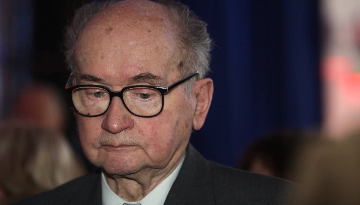 Decyzją premiera Mateusza Morawieckiego najbliższe posiedzenie rządu, na którym zajmie się on projektem ustawy o pozbawianiu stopni wojskowych takich osób jak generałowie Wojciech Jaruzelski i Czesław Kiszczak oraz inni członkowie uznanej przez Sąd Okręgowy w Warszawie w styczniu 2012 roku za związek przestępczy o charakterze zbrojnym Wojskowej Rady Ocalenia Narodowego, czy dowódca plutonu egzekucyjnego Danuty Siedzikówny "Inki", zostało przesunięte na 1 marca, czyli na Narodowy Dzień Pamięci Żołnierzy Wyklętych - poinformował na Twitterze szef Kancelarii Premiera Michał Dworczyk.