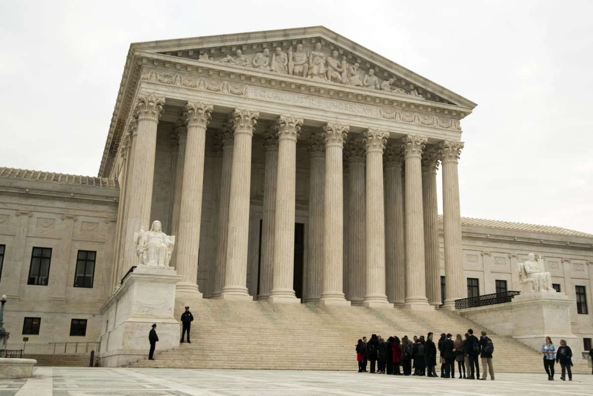 ​Sąd Najwyższy USA rozpoczął we wtorek rozpatrywanie sprawy związanej z ochroną danych osobowych w internecie. Wyrok sądu w tej sprawie będzie miał olbrzymie znaczenie dla ochrony danych osobowych w internecie i regulacji dotyczących nowych technologii. Dziewięcioro sędziów Sądu Najwyższego, którzy sami wybierają sobie sprawy do rozpatrzenia, a ich wyroki są ostateczne, zajęło się odwołaniem administracji prezydenta Donalda Trumpa od wyroku sądu niższej instancji w procesie, jaki resort sprawiedliwości wytoczył gigantowi informatycznemu Microsoft z siedzibą w stanie Waszyngton. Prokuratorzy federalni w dochodzeniu prowadzonym przeciw osobie podejrzanej o handel narkotykami wydali firmie Microsoft nakaz rewizji, domagając się wydania poczty mailowej podejrzanego.