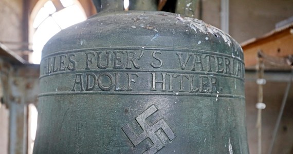 Ważący 240 kg dzwon z inskrypcją "Wszystko dla ojczyzny – Adolf Hitler" oraz swastyką zostanie w wieży kościoła w niemieckim miasteczku Herxheim am Berg. Tak zdecydowała rada gminy, argumentując, że dzwon ma być "przestrogą przed przemocą i nieprawością". Dzwon wisi w wieży wiejskiego kościoła protestanckiego od 1934 roku.